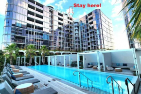 Resort-style Exec 1 Bed with study in Port Melbourne